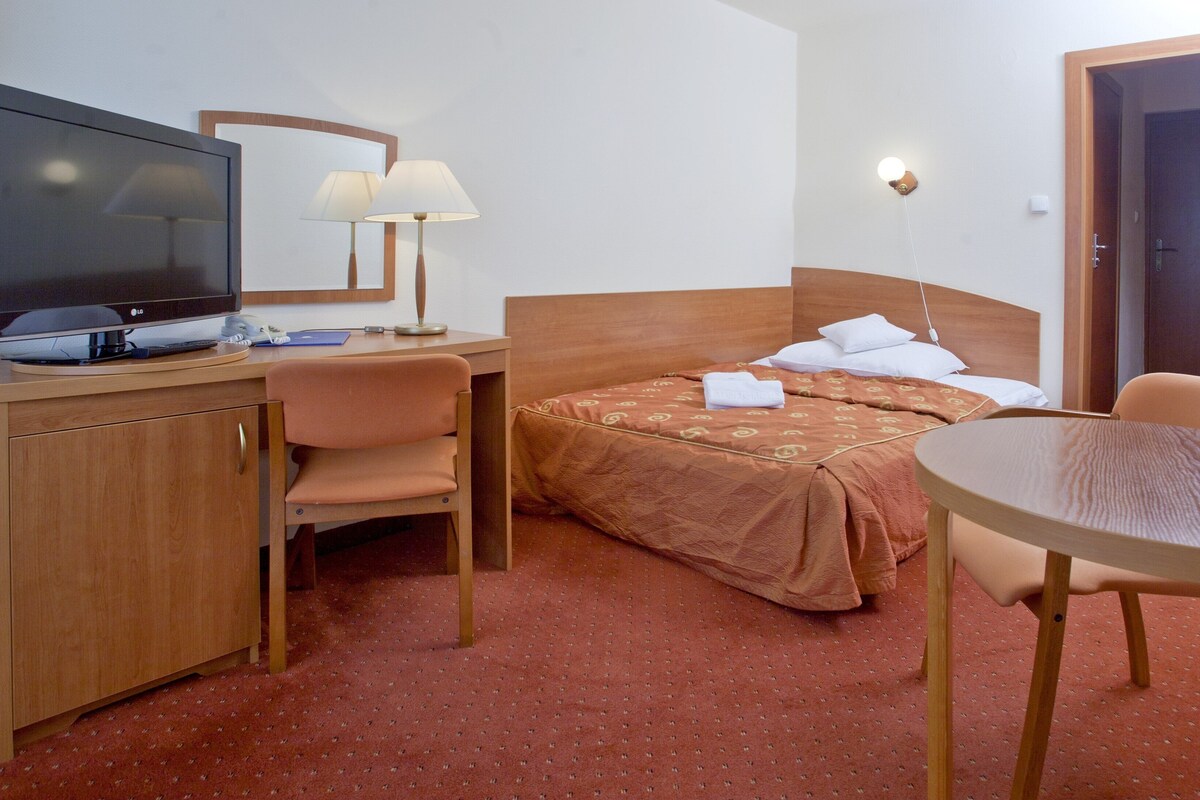 Desk, bed sheets