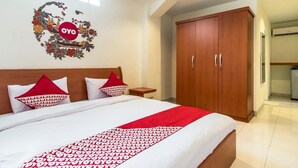 A hotel room with a bed, a wardrobe, and a wall decoration. - Stadthotel Gürtler (Amstetten)