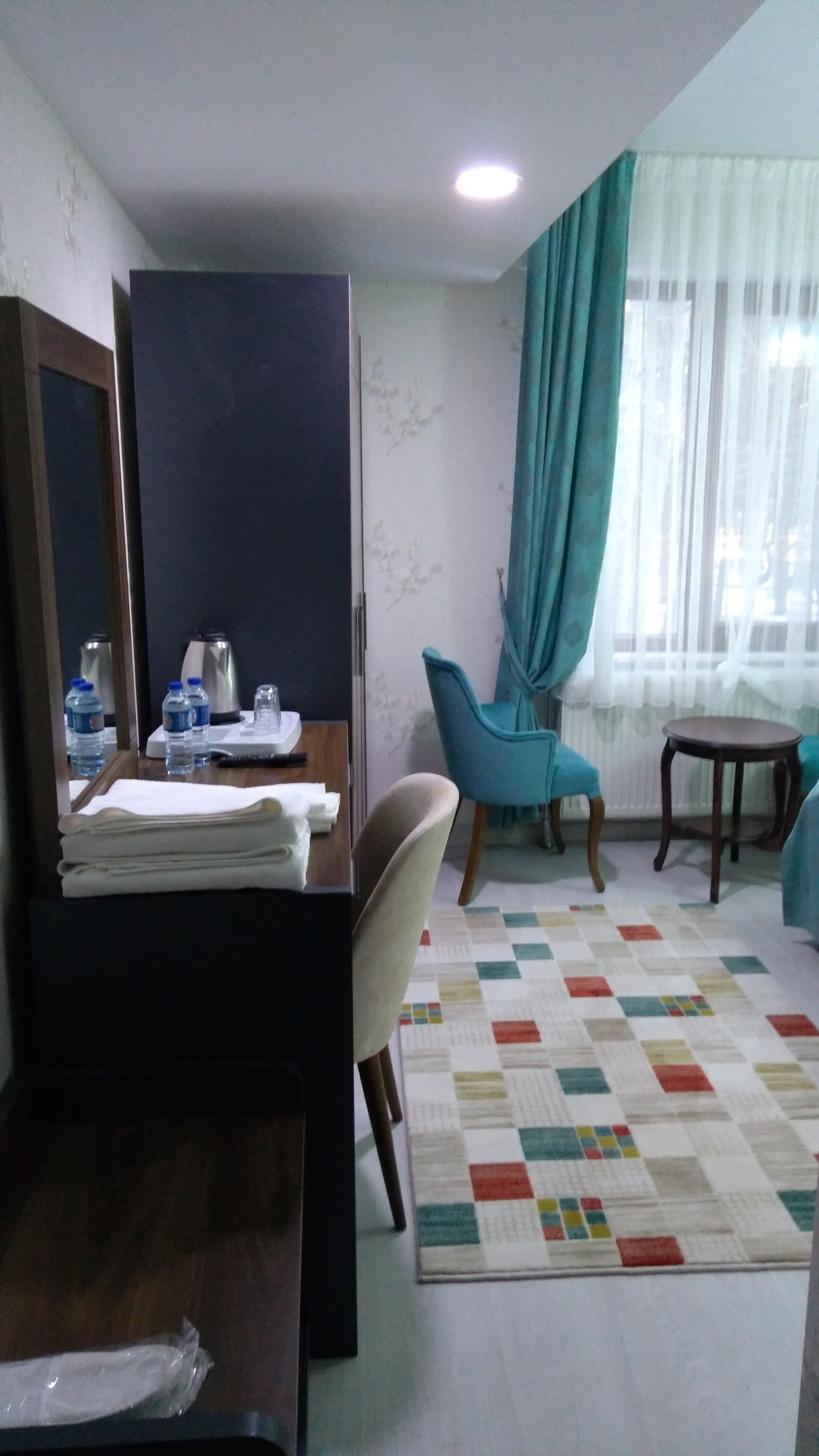 comfort room | egyptian cotton sheets, premium bedding, in-room safe, desk