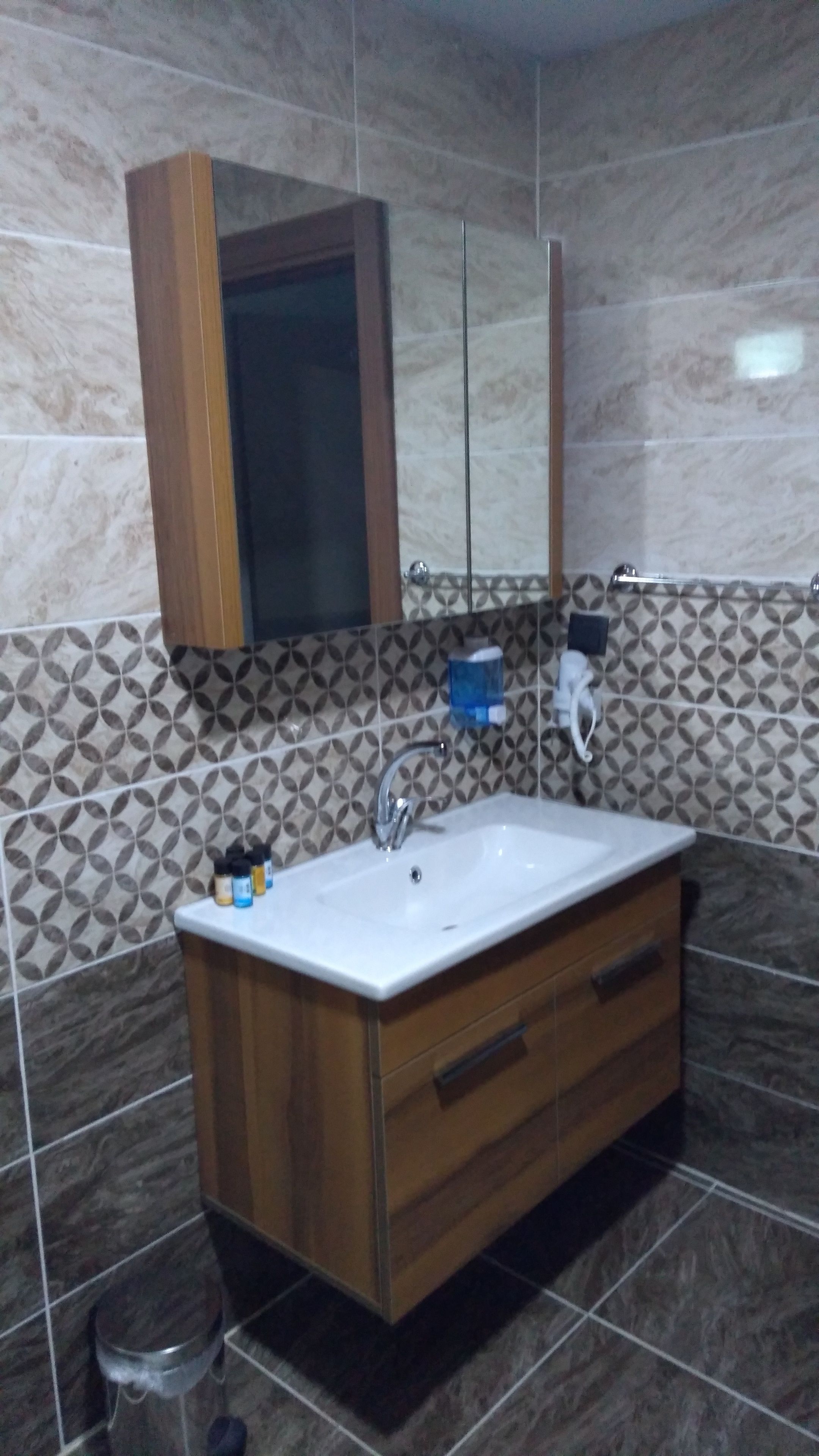 comfort suite, fireplace | bathroom | shower, free toiletries, hair dryer, towels