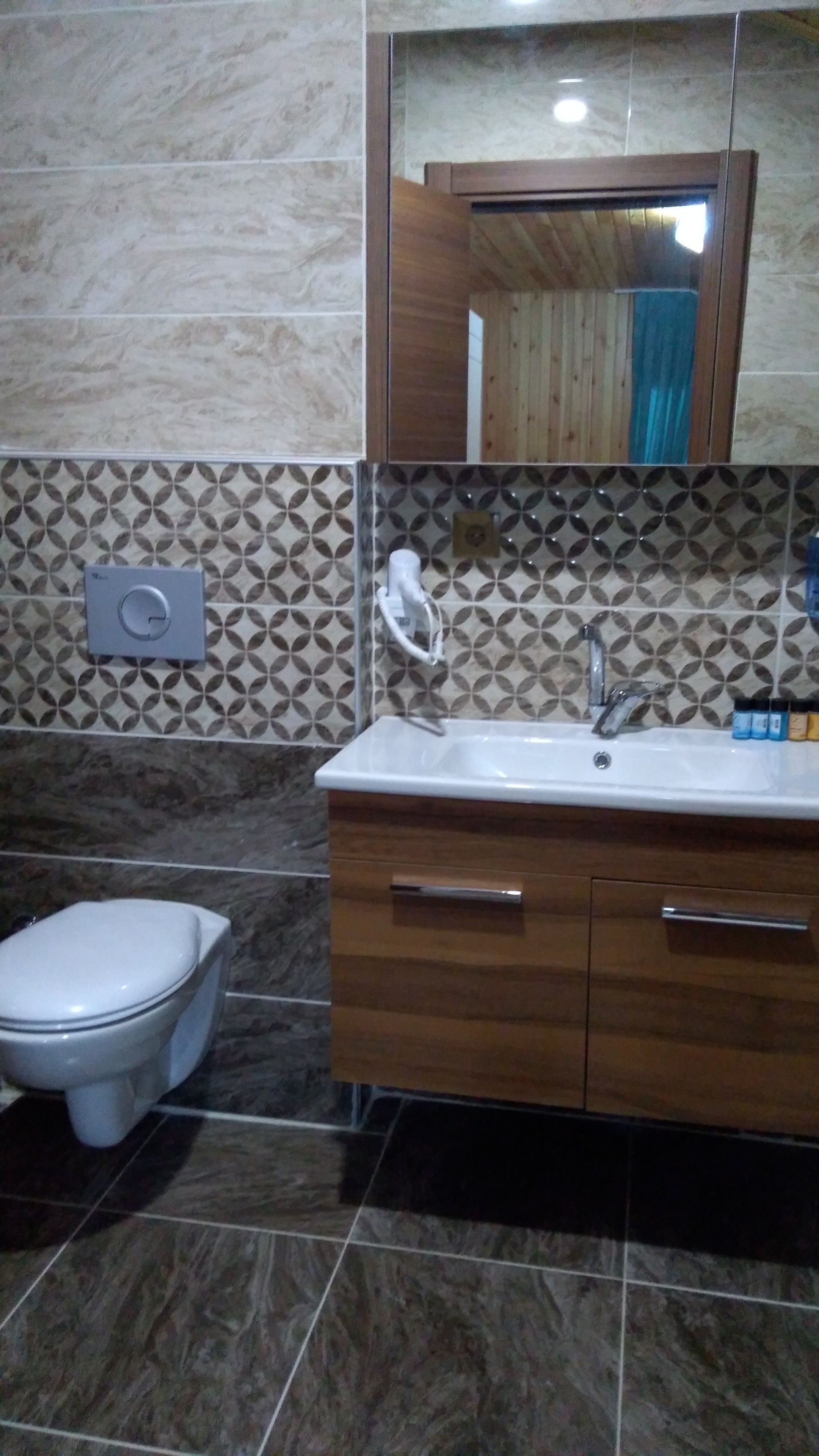 comfort penthouse | bathroom | shower, free toiletries, hair dryer, towels