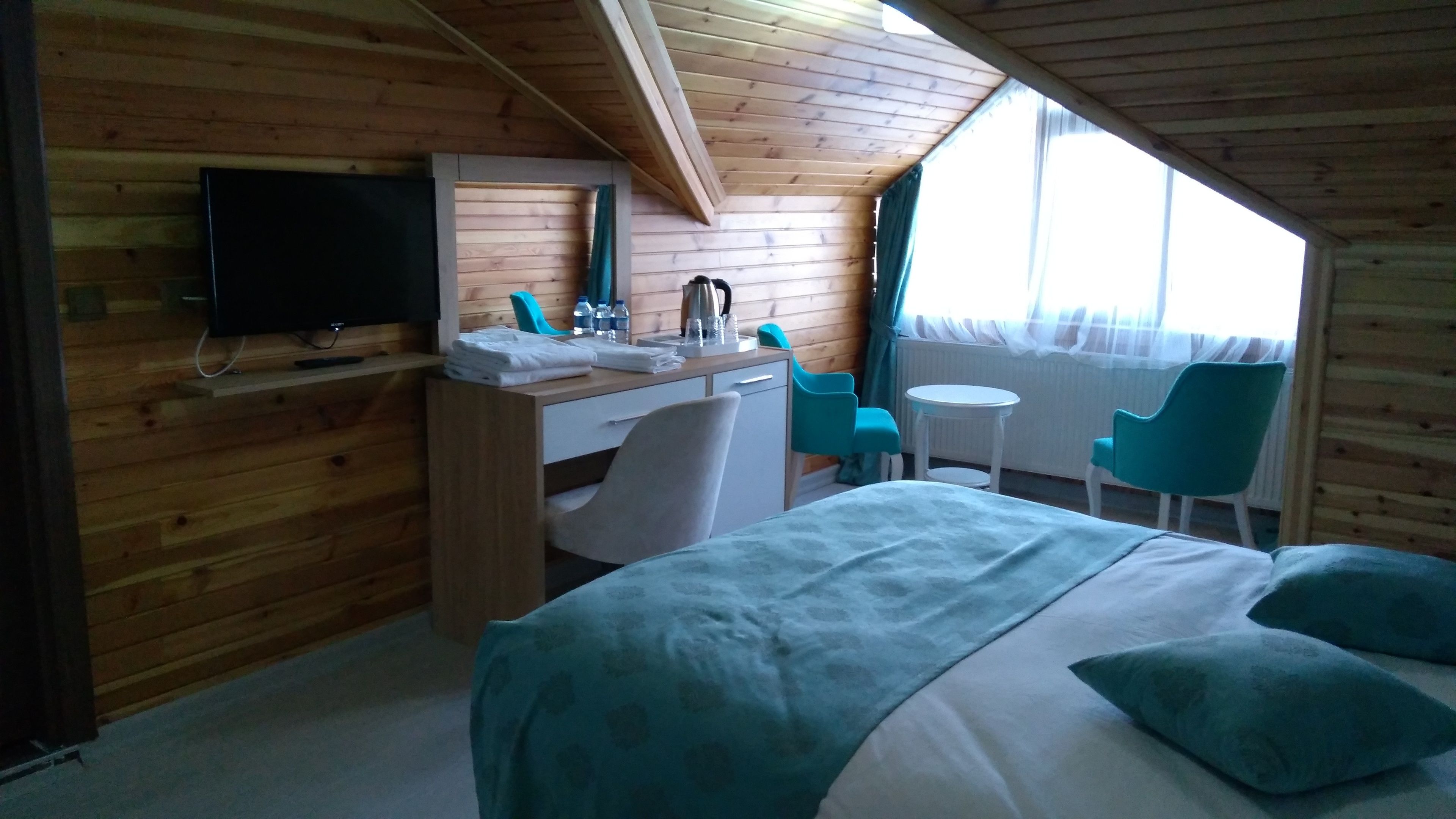 egyptian cotton sheets, premium bedding, in-room safe, desk