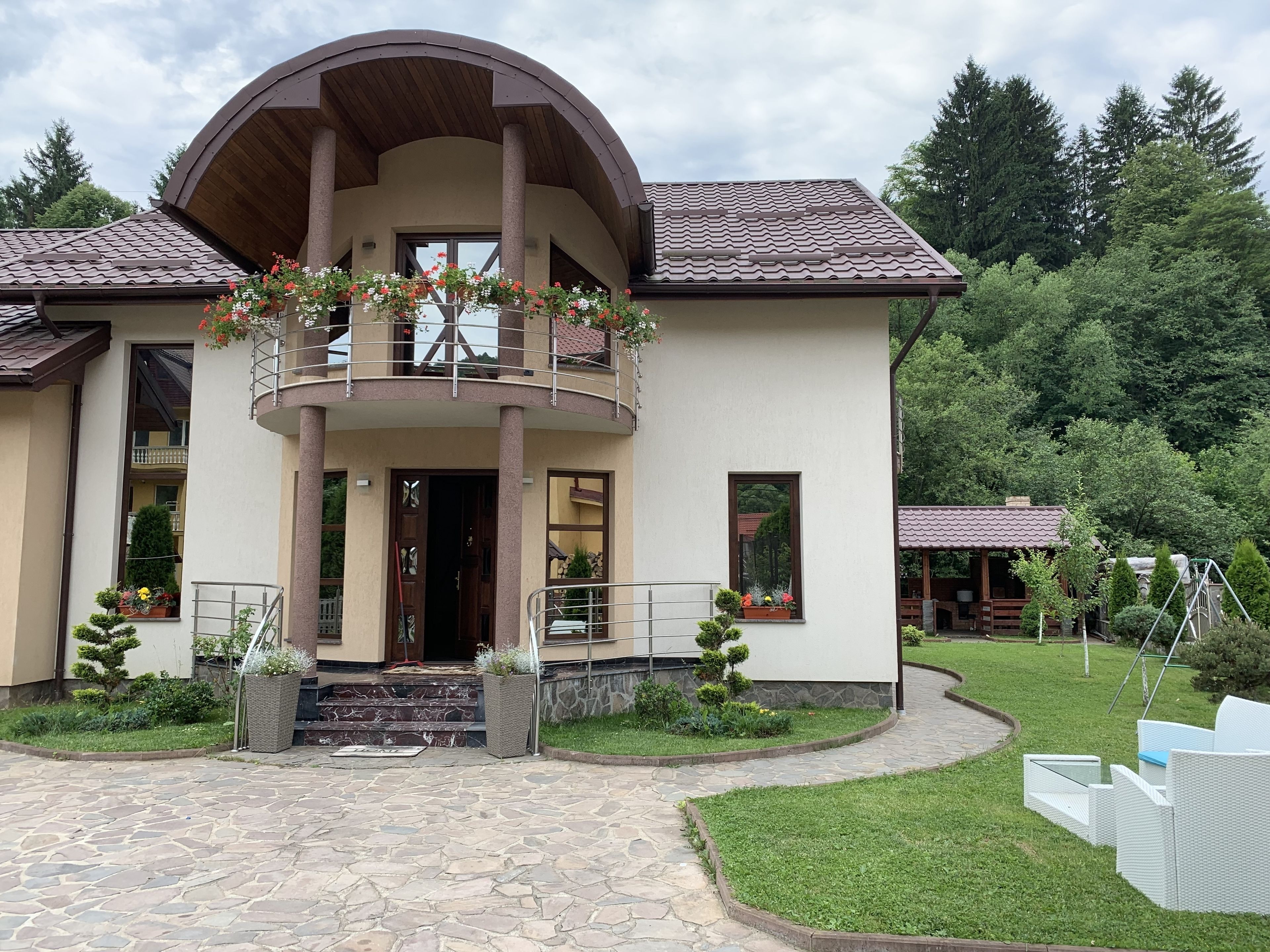 Vista frontal de la propiedad