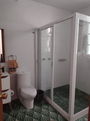 Apartemen Comfort | Kamar mandi | Shower, perlengkapan mandi gratis, handuk, dan sampo
