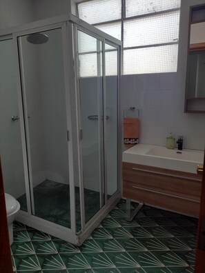 Departamento Confort | Baño | Regadera, amenidades de baño gratuitas, toallas, shampoo 