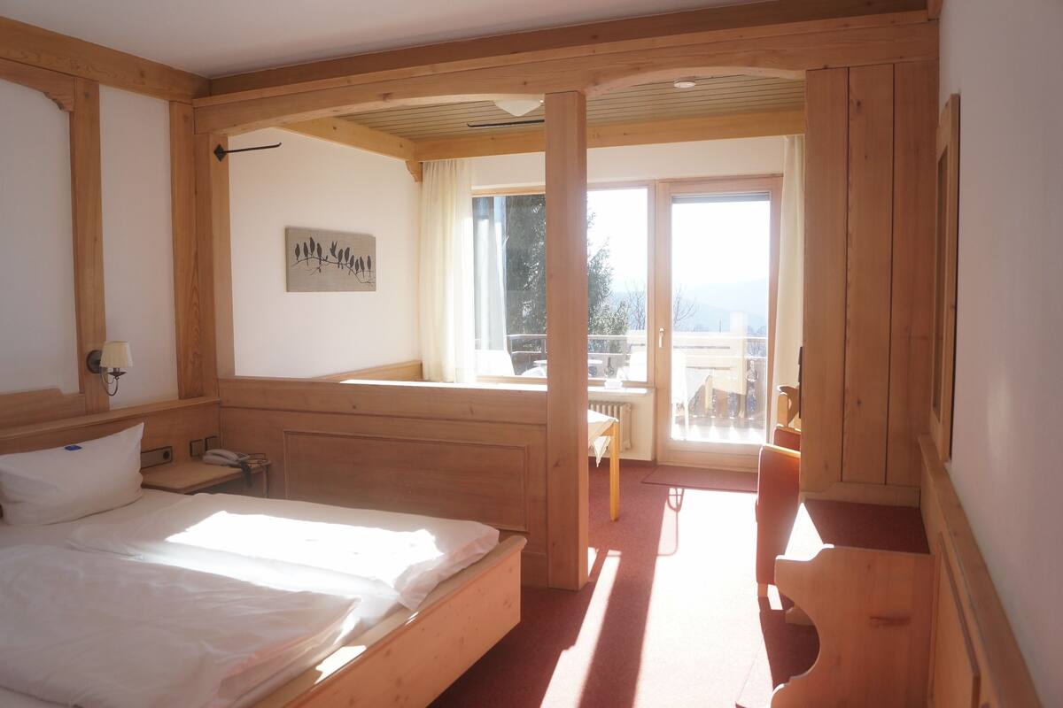 Phòng đôi Deluxe, ban công | Bộ đồ giường kháng dị ứng, minibar, bàn