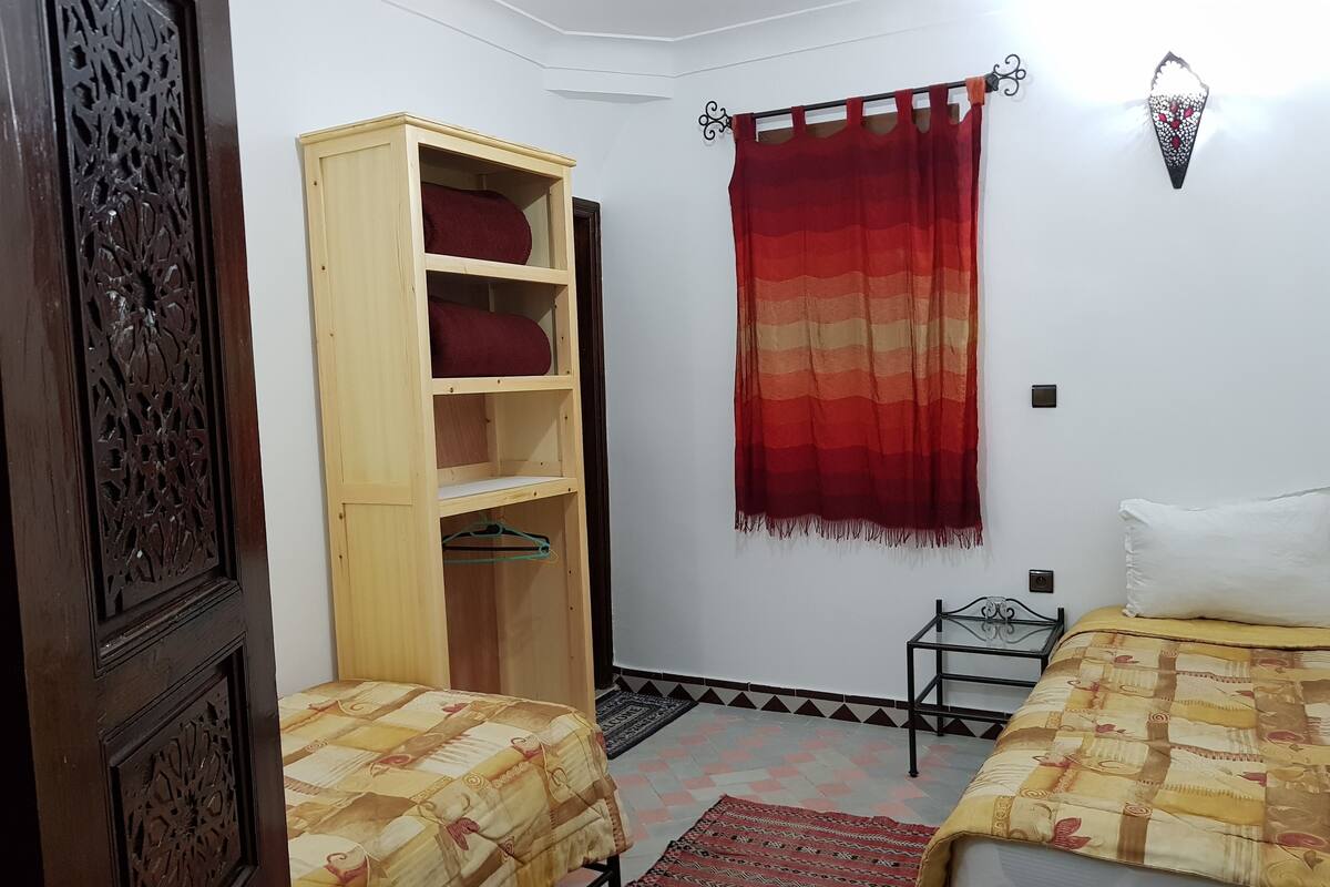 Habitación Confort con 1 cama matrimonial o 2 individuales, 2 camas individuales, para no fumadores | Caja de seguridad en la habitación y muebles diferentes
