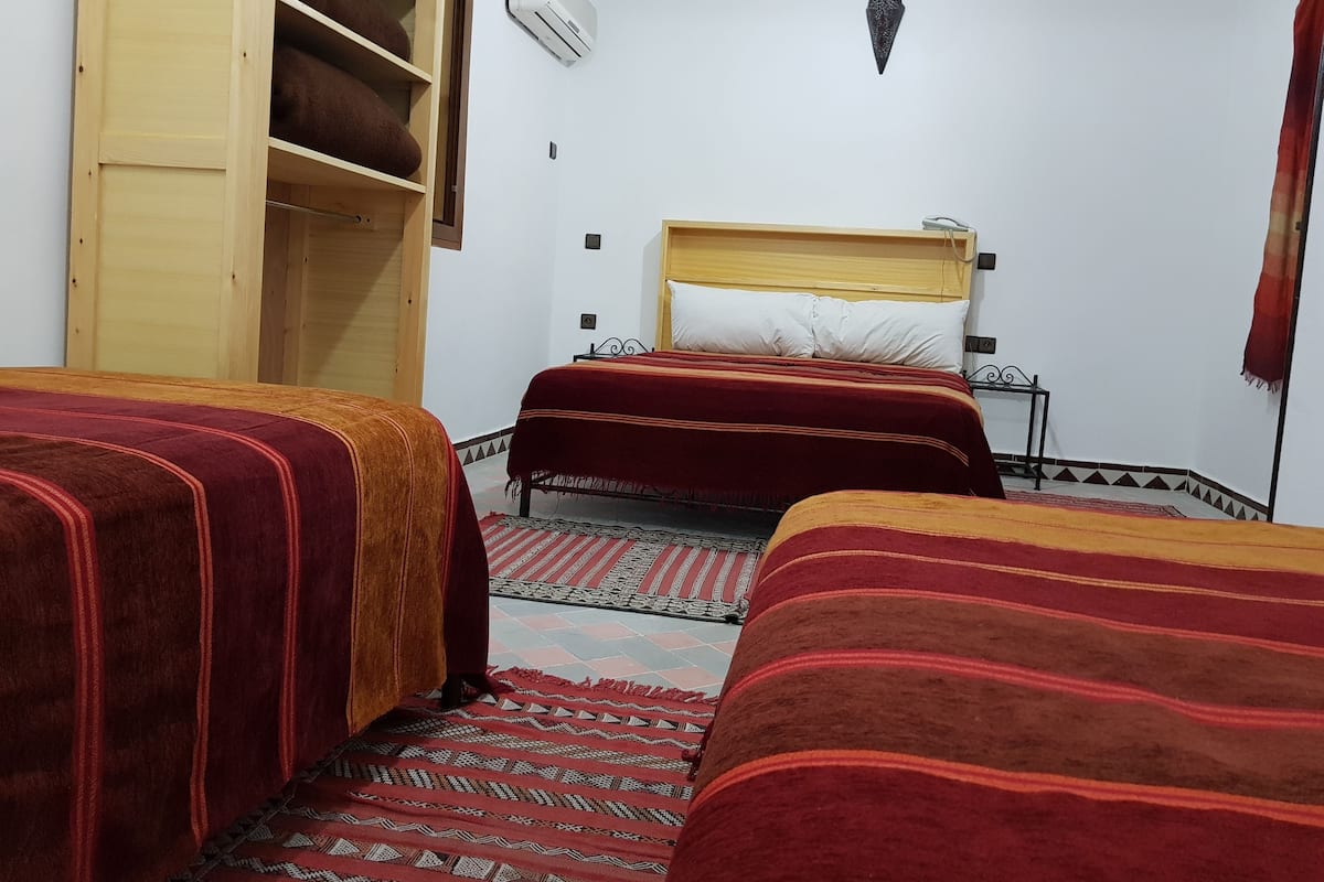 Habitación cuádruple Confort, varias camas, para no fumadores | Caja de seguridad en la habitación y muebles diferentes