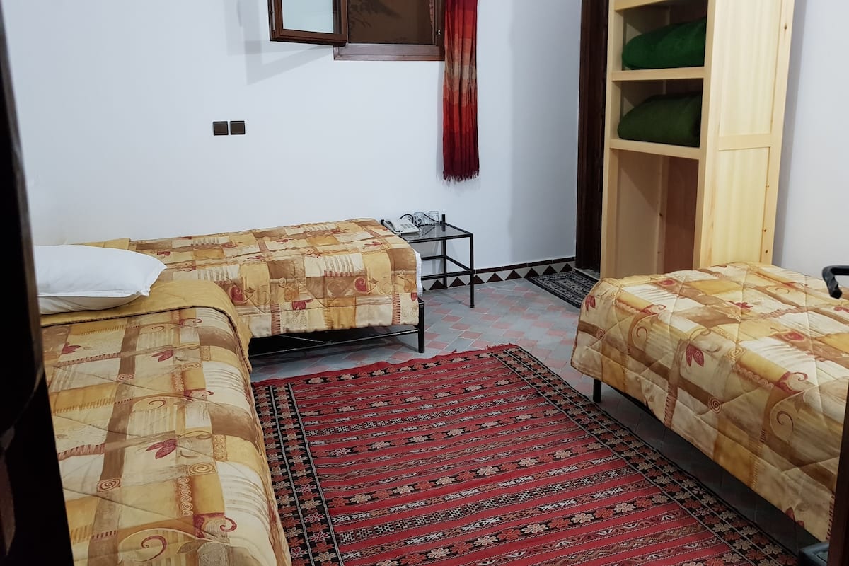 Habitación triple Confort, 3 camas individuales, para no fumadores | Caja de seguridad en la habitación y muebles diferentes