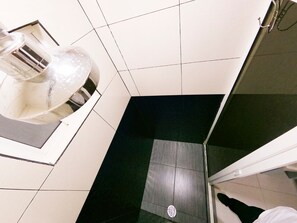 Standardværelse med dobbeltseng eller 2 enkeltsenge - ikke-ryger - stueetage (Palenque) | Badeværelse | Bruser, brusehoved med spredningseffekt, gratis toiletartikler