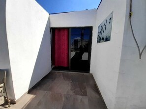 Habitación cuádruple estándar, para fumadores, balcón (Tajin) | Terraza o patio