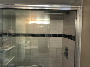 Badkar/dusch, hårtork, handdukar och tvål