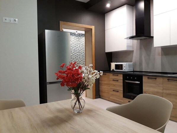 商务开间套房, 1 间卧室 | 私人厨房 | 大冰箱、微波炉、炉灶、烤盘