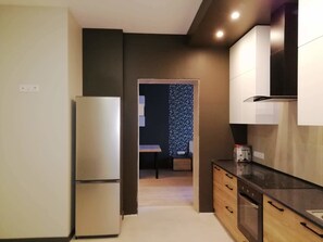 商务开间套房, 1 间卧室 | 私人厨房 | 大冰箱、微波炉、炉灶、烤盘