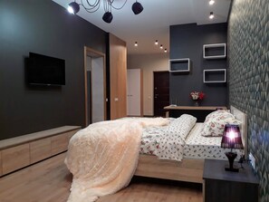 商务开间套房, 1 间卧室 | 特色装修、特色家居、遮光窗帘、熨斗/熨衣板