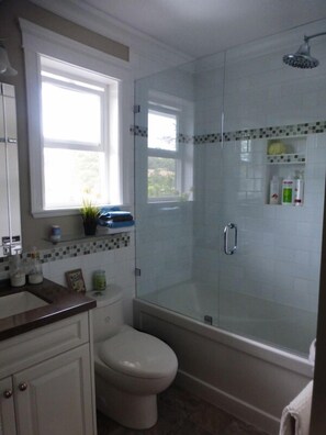 Kamar, 1 Tempat Tidur Queen, Bebas Asap Rokok, ensuite | Kamar mandi | Kombinasi shower/bathtub, bathtub besar,  dan pancuran hujan