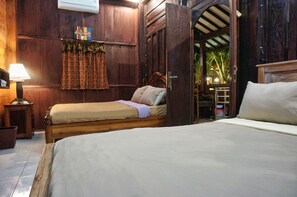 Family Room, 1 Bedroom, Garden View | Minibar, soundproofing, free WiFi, bed sheets - Wisma Pulau Merah (Sumberagung)