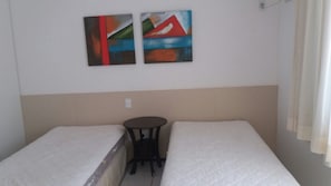 Apartamento, varias camas, no fumadores | 2 dormitorios, minibar, caja fuerte y cortinas opacas