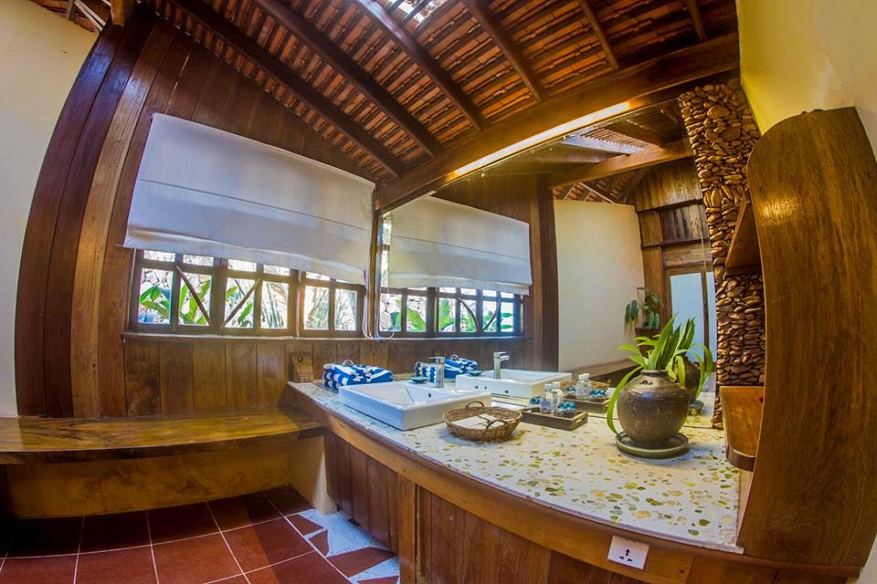 residence rosewood | bathroom | shower, rainfall showerhead, free toiletries, hair dryer