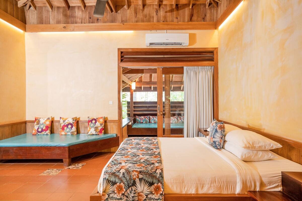 Phòng đôi Deluxe, ban công, quang cảnh vườn (Stone Room) | Minibar, két bảo mật tại phòng, bàn 