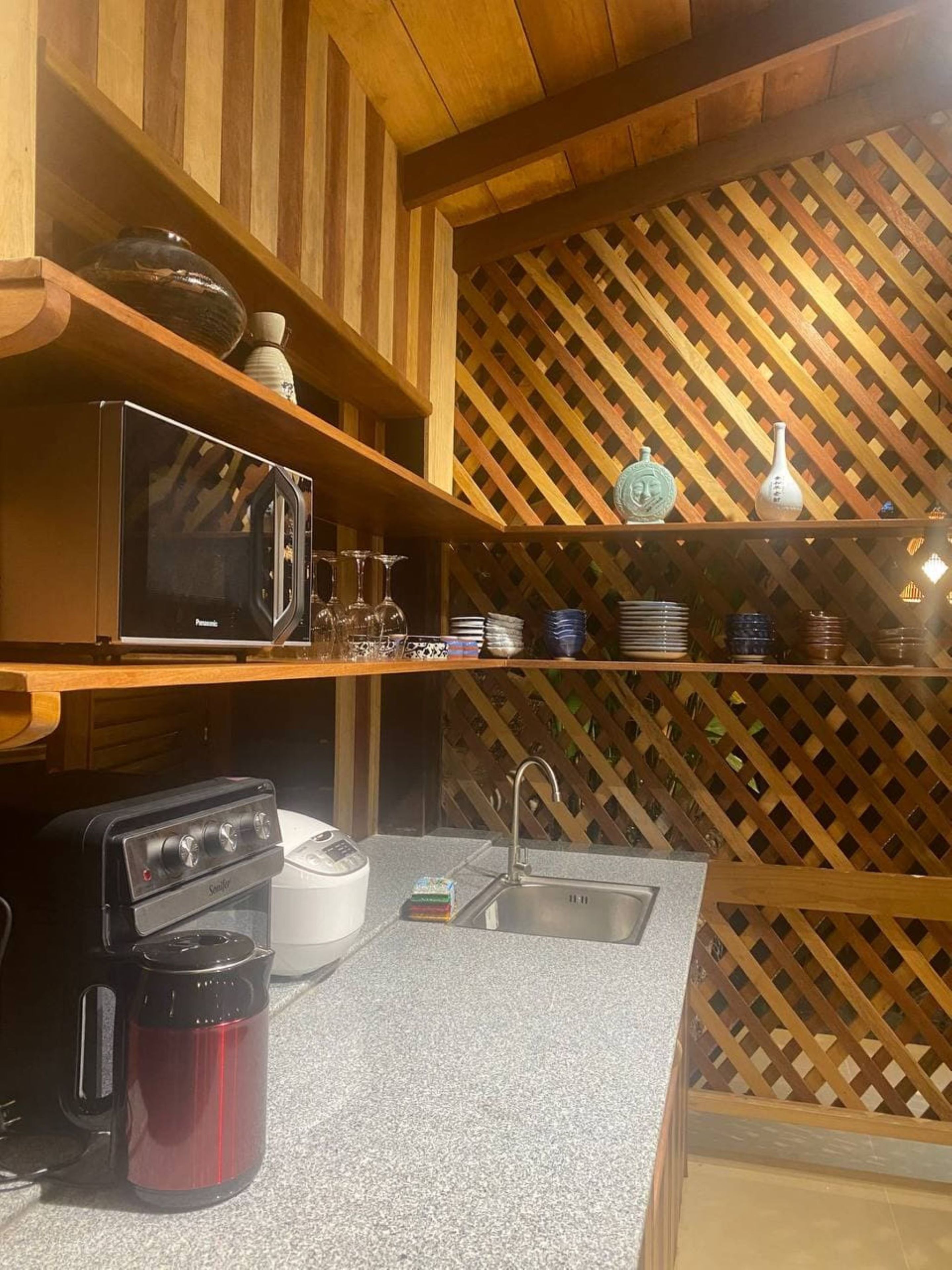 traditional villa, 4 bedrooms, non smoking, garden view | microwave