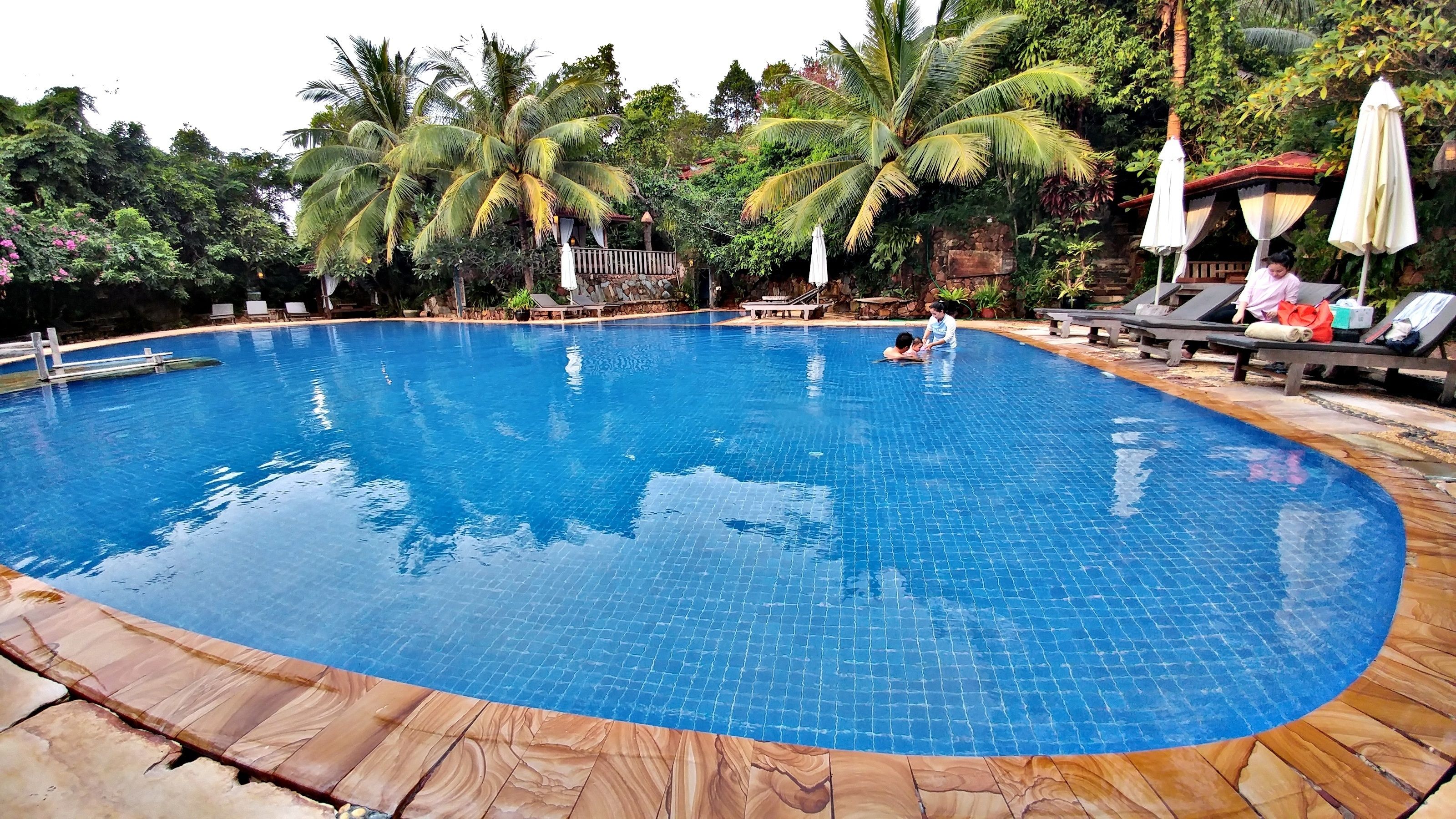 15 piscinas externas, funciona das 8h às 22h, guarda-sóis