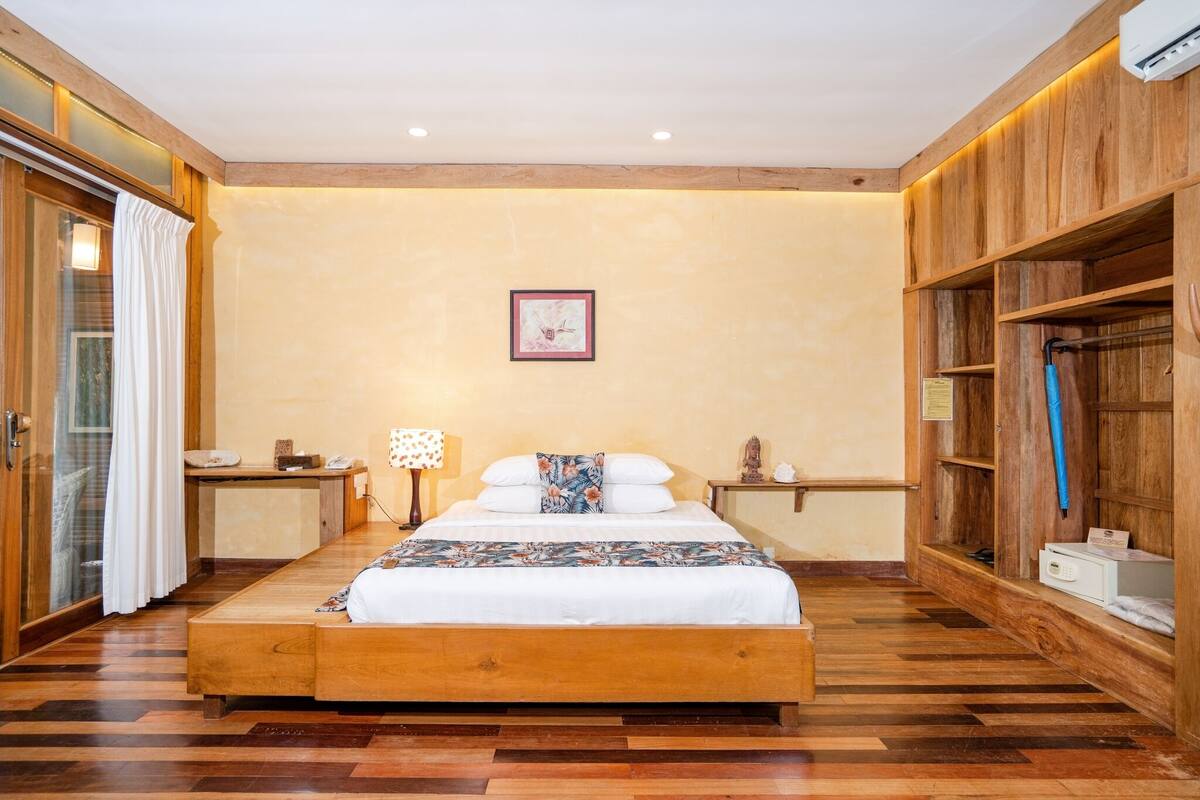 Phòng Tiêu chuẩn, ban công (Residence Rosewood) | Minibar, két bảo mật tại phòng, bàn 