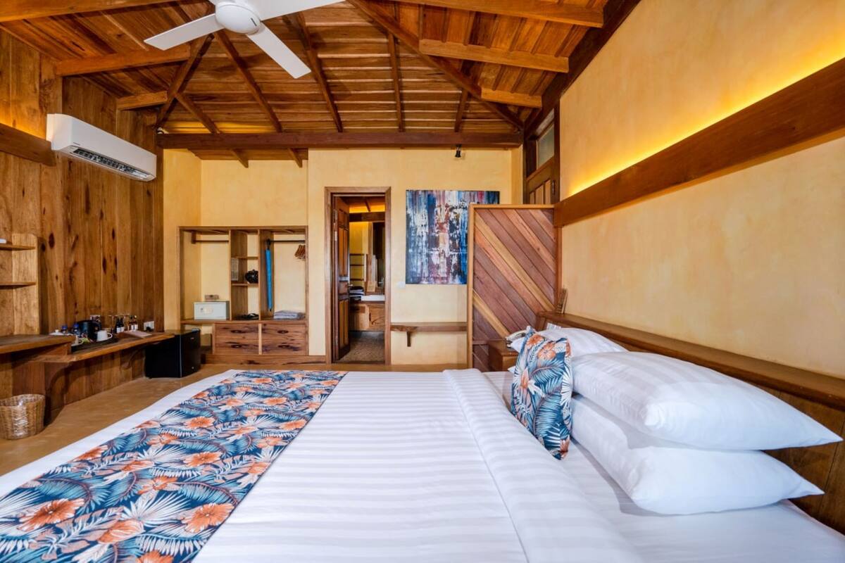 Phòng đôi Superior, 1 giường cỡ king, ban công, quang cảnh vườn (Stone Room) | Minibar, két bảo mật tại phòng, bàn 