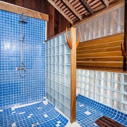 Camera Standard, balcone (Residence Rosewood) | Bagno | Doccia, soffione a pioggia, set di cortesia gratuito, asciugacapelli