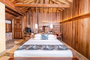 Bungalow Suite Deluxe | Minibar, in-room safe, individually decorated, individually furnished