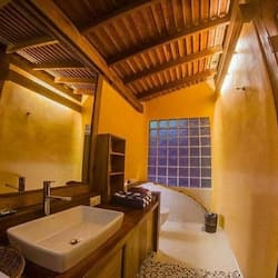 Doppia Deluxe (Hillside Suite) | Bagno | Doccia, soffione a pioggia, set di cortesia gratuito, asciugacapelli