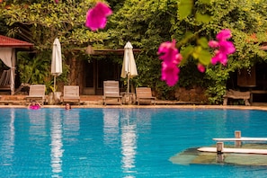 15 piscinas al aire libre, sombrillas, sillones reclinables de piscina