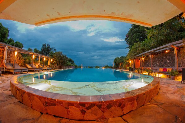 2 piscinas al aire libre, sombrillas, sillones reclinables de piscina