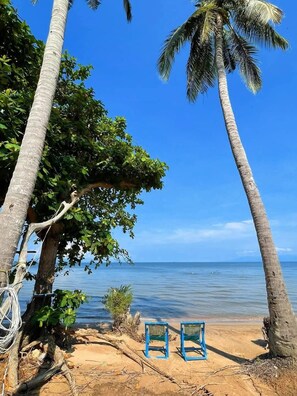 Una playa cerca, kayak