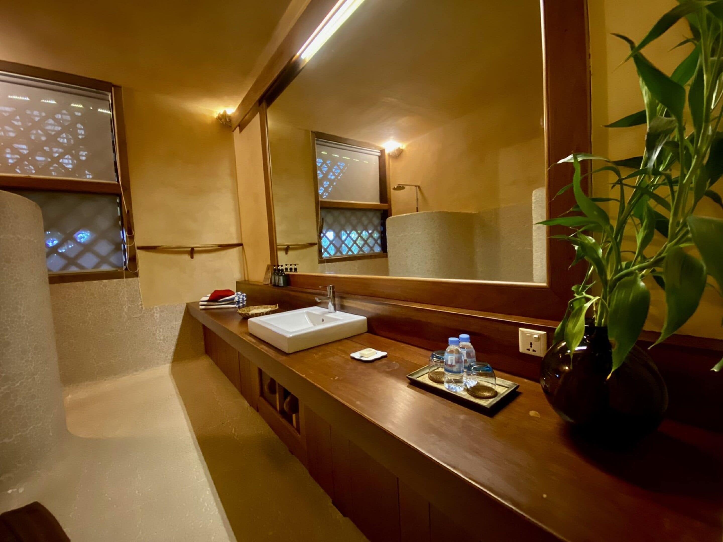 Quarto superior, sacada, vista para o jardim (Cliff Residence) | Banheiro | Chuveiro, chuveiro com efeito de chuva, produtos de toalete grátis 