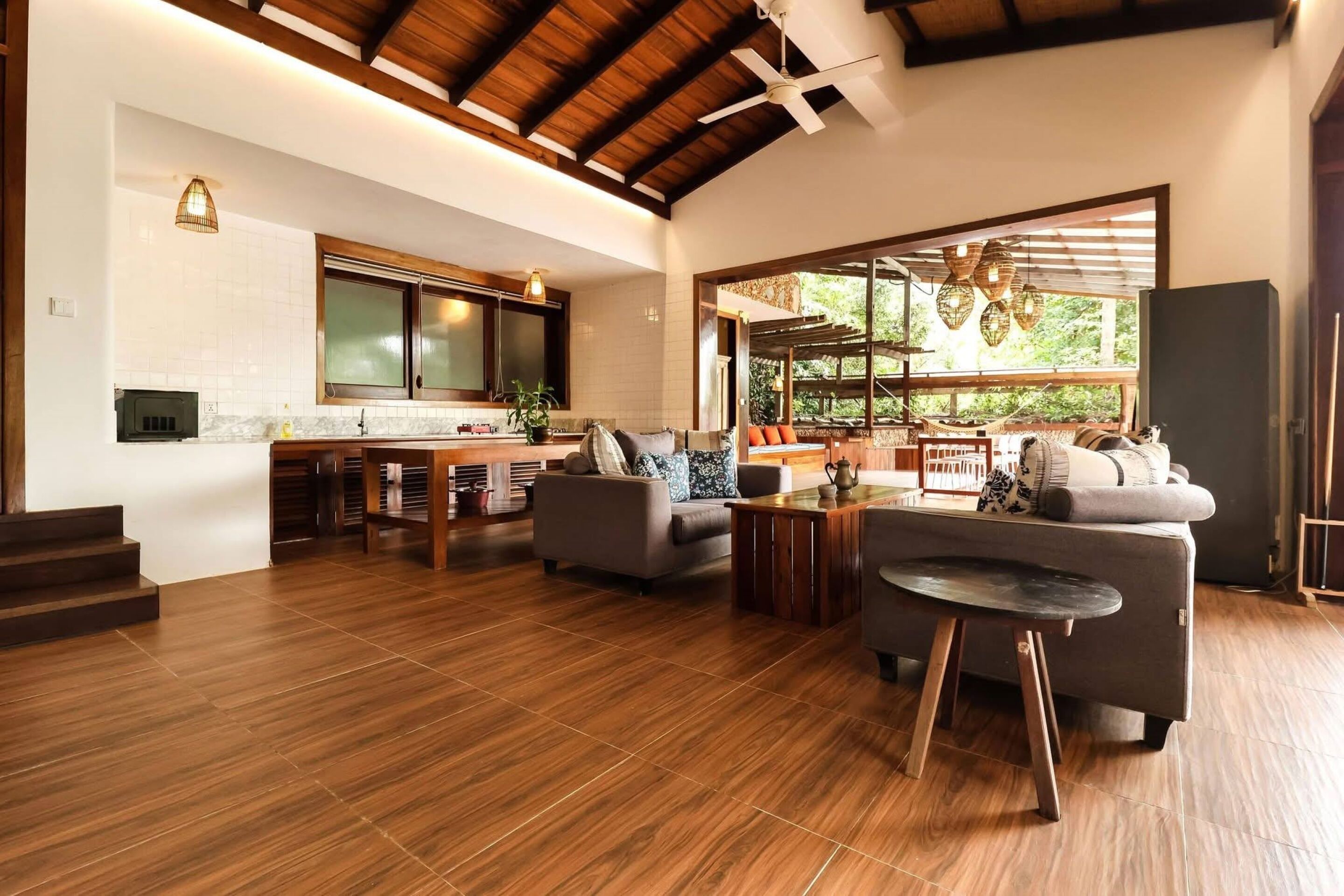 Un espacio habitable amplio con cocina, una mesa de comedor y un sofá.