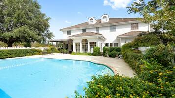 Una piscina al aire libre de temporada (de 08:00 a 22:00), tumbonas