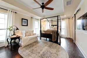 The Crosby | Premium bedding, pillowtop beds, individually decorated - The Plantation House Boutique Inn (Pflugerville)