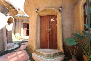 Mushroom Clay House M1 | Free WiFi - Leafy Greens Clay House (Chiang Mai)