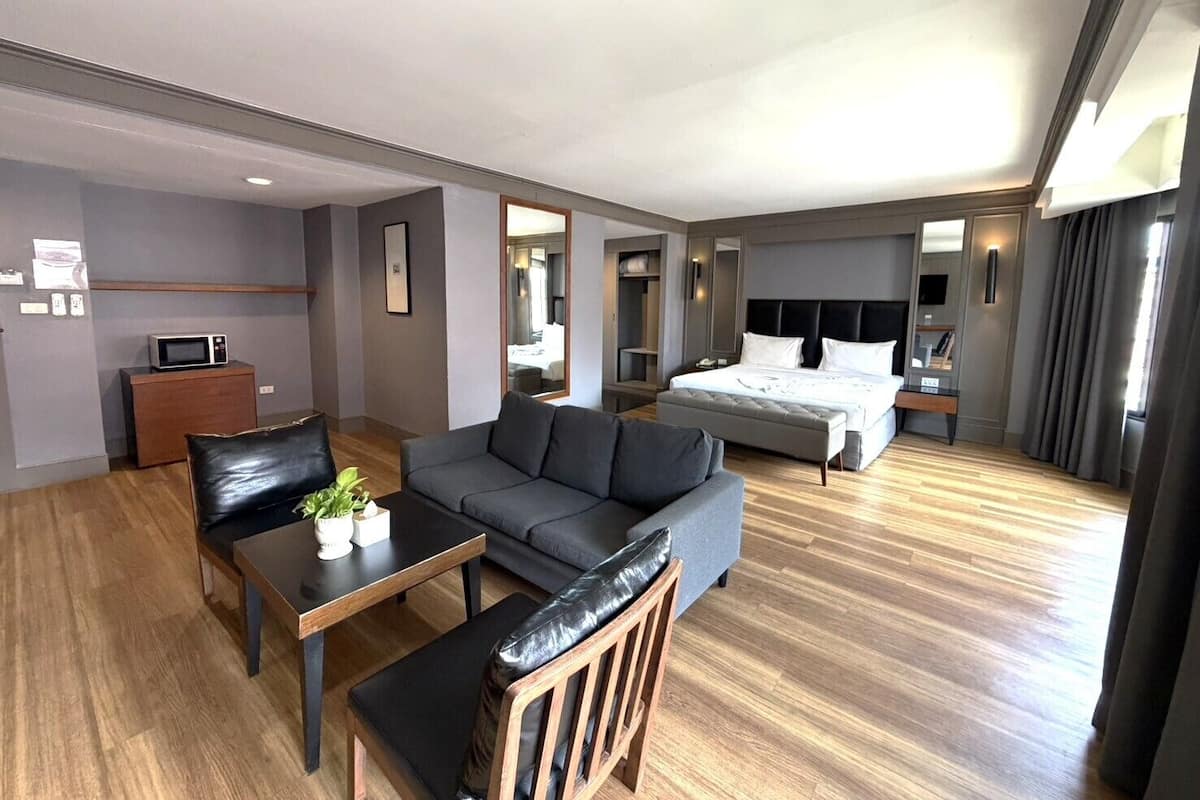 Marine Suite | In-room safe, desk, laptop workspace, blackout curtains