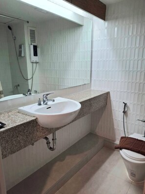 Deluxe Double Bed New 3 | Kamar mandi | Shower, perlengkapan mandi gratis, pengering rambut, dan kloset