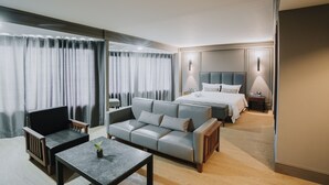 Marine Suite | Brankas, meja kerja, ruang kerja ramah laptop, dan tirai kedap cahaya