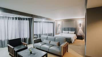 Marine Suite | In-room safe, desk, laptop workspace, blackout curtains