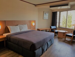 In-room safe, desk, laptop workspace, blackout curtains - Marine Plaza Hotel Pattaya (Pattaya)