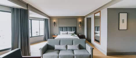 Marine Suite | In-room safe, desk, laptop workspace, blackout drapes