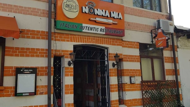 Un bâtiment sur lequel on peut lire l’enseigne « Nonna Maria, restaurant italien proposant une cuisine authentique ».