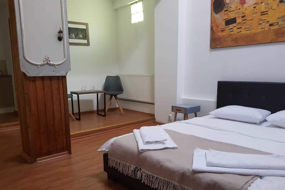 WiFi (free), bed sheets