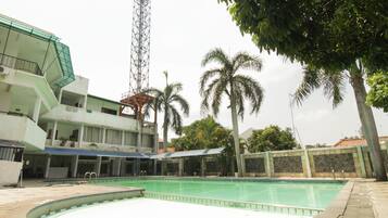 Kolam renang terbuka