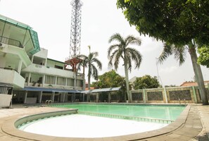 Kolam renang terbuka 