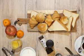 Daily continental breakfast (JPY 2500 per person)